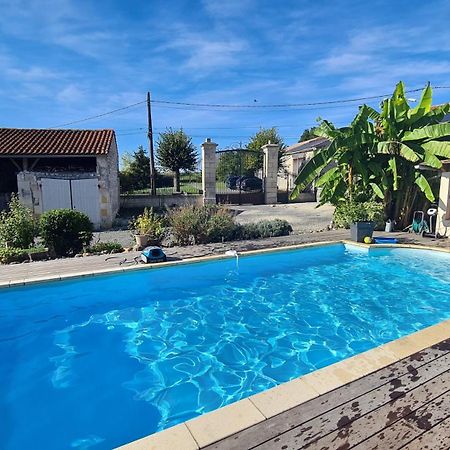 Gites De 2 A 11 Personnes Au Domaine D'Usson Echebrune Exterior foto