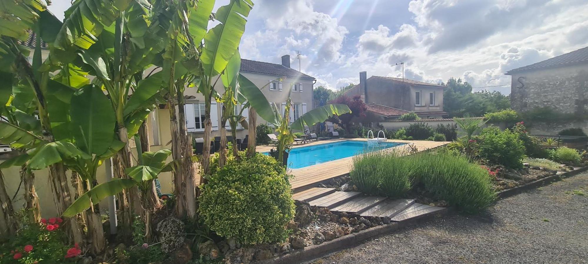 Gites De 2 A 11 Personnes Au Domaine D'Usson Echebrune Exterior foto